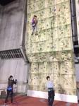 同學於攀石體驗日在攀石牆上練習攀石。
